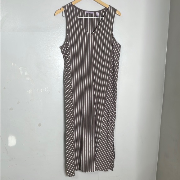 AnyBody Dresses & Skirts - AnyBody Black and White Sleeveless V-Neck Sheath Maxi Dress